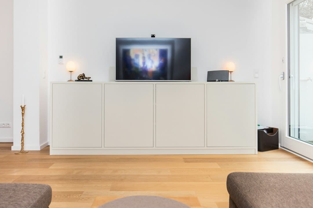 Vardagsrum med smart-TV som visar live-TV via Monster IPTV